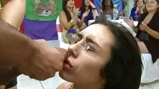 متجرد يحصل على بهجة بهجة من قبل العديد من الكتاكيت