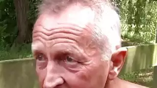 رجل يبلغ من العمر والصبية الصغار الجنس له اهتمامه الأخير هو اليوغا لأن ذلك