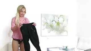 وكيل الإناث يعطي مثليه يجلس الوجه
