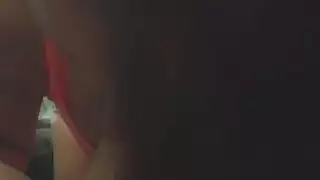 بدأ المتأنق المداعبة titties Daphne Klyde في السيارة