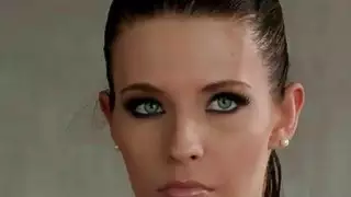 شابة جميلة يعطي اللسان ويحصل على الشرج