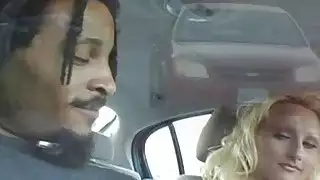 مفلس شقراء ناضجة ركوب الخيل schlong الأسود على الأريكة