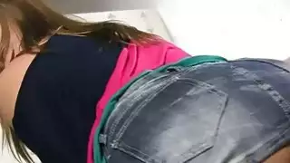 امرأة سمراء الساخنة يستخدم سراويل داخلية لها