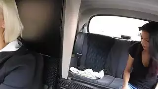 سائق سيارة أجرة شقراء وهمية اللعب سمراء العميل