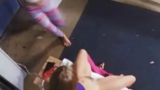الثلاثي الهواة في غرفة تغيير الملابس
