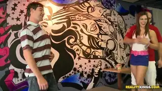 الشريط مقابل المال