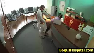طبيب fucks مستشفى مفتش على مكتب