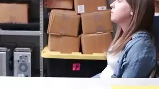 اشتعلت shoplifter صغيرتي ثم تحصل مارس الجنس من الصعب