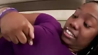 منحني أسود في سن المراهقة يعطي اللسان الحسية وركوب ديك في راعية البقر عكس