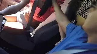 تحدثت فتاة جميلة في ضرب غريب
