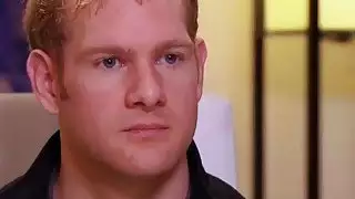 زوجان يوقعان عقدًا للعبة المرور الحر في منزل متأرجح