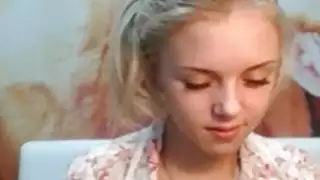 Lovelly شقراء في سن المراهقة تعريتها و pleseared نفسها على كاميرا ويب