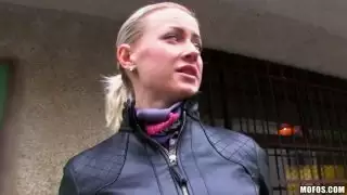 بلوندي الشعر الطويل Vicktoria تمتص ديك في الفناء كتلة