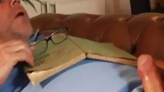 ميلف فيليب ينام على الأريكة عندما يوقظه أناستازيا المجنون