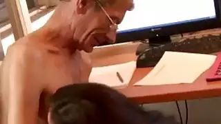آنا لديها وظيفة تنظيف في شركة محلية وهي سعيدة جدًا