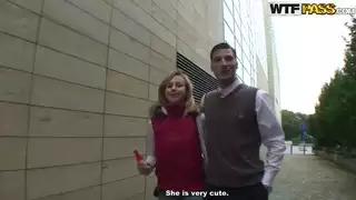 يحصل مسمر دانا شاحب صغير دانا في المرحاض