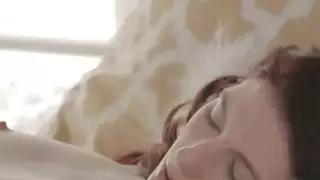 Babe فرك البظر على الأريكة