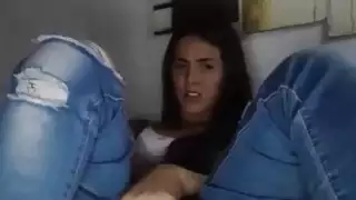 امرأة سمراء في سن المراهقة في جينز استمنى