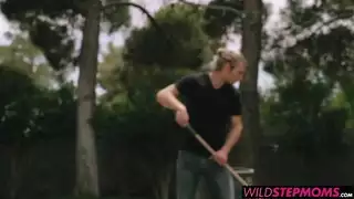 مونيك الكسندر يعلمه كيف يمارس ابنة زوجته
