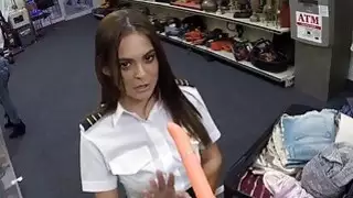 وافقت مضيفة مثير لتمتص الديك وحصلت مارس الجنس جيدة