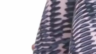 يوجا مدرب يمتد والملاعين شقراء