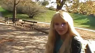 الفرخ هو ترصيع الأزرار العملاقة schlong بإصرار