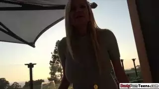 كيلي التدليك على ديك لها كبير الثدي