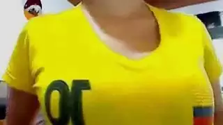 يظهر مثير فتاة صديق قبالة لها الثدي