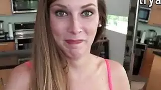 تحاول Kaylee Banks ممارسة الجنس الشرجي على الشريط