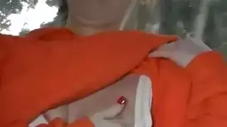 ناتالي Lust استمناء بوسها اللطيف في الجزء الخلفي من الحافلة