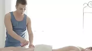 Kaiya أسفل ركبها لتلقي الحمل miky