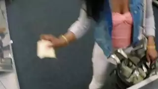 يحصل قصفت فاتنة السوداء من حارس مرمى لنادي الجولف