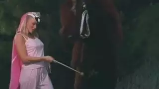 ليا دي ماي تتوجه إلى الرجال في أزياء Godzilla