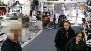 الكلبات زوجين في محاولة لسرقة ومارس الجنس بواسطة حارس البيدق