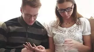 يبحث كتكوت في النظارات يرتد على مقبض ضخم