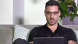 في سن المراهقة يجد بابا السكر على الإنترنت ويذهب إلى منزله