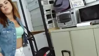 امرأة سمراء جميلة تعرف كيفية التعامل مع ديكس سوداء كبيرة