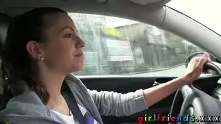 الصديقات تناسب الاطفال قرنية استخدام الهزاز وأكل كس