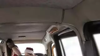قزم وسانتا مثليات ضجيجا في سيارة أجرة تتحرك