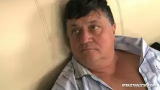 ممرضة مثيرة Wild Devil تتحول إلى رجل ذو شعر رمادي