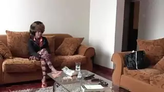 الأفرو وقحة يتمتع الرجل الأبيض ليمارس الجنس مع أدمغتها