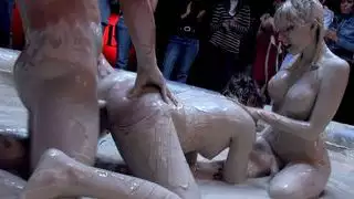Mudwrestling مع اثنين من الكلبات مجنون