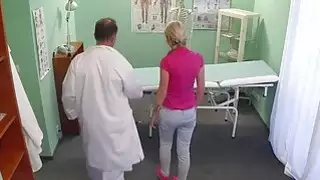 شقراء ضئيلة تمتص الديك إلى الطبيب