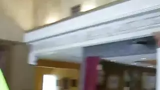 تتشجع فرقة التشجيع بشكل سلوتي مع زبون غسيل السيارات