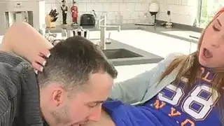 حصلت تايسن على ركبتها وامتصت كريس بيكوك