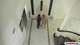 النافورات قرنية الجبهة بينما سخيف الرجل لها