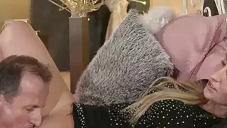 جيدة تبحث شقراء موم خبطت في السرير