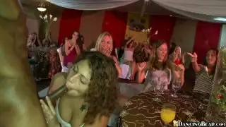 فاتنة الأزيز في ثوب أحمر هو مص ديك أسود من الصعب في قاعة الرقص