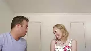 شقراء فاتنة ليلى لابو يأخذها في الحمار للمرة الأولى