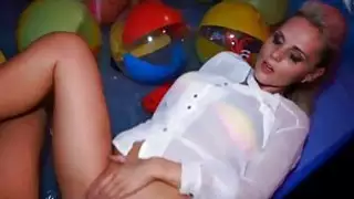 فراخ مثير هي الفصول مع مص الديك الصاخب